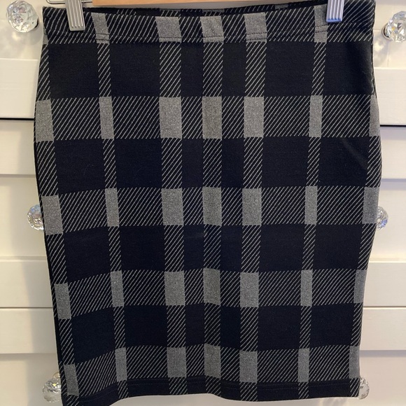 Le Chateau stretchy pencil skirt - Picture 4 of 10